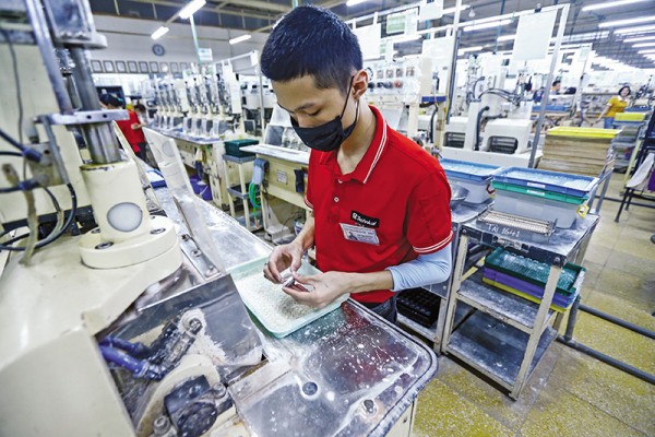 Vốn FDI chờ chốt thuế quan để tăng tốc