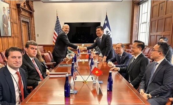 越南工贸部部长阮鸿延与美国商务部部长霍华德·卢特尼克座谈