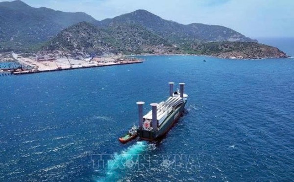 首艘装载风电设备船舶靠泊袈拿中南国际港口