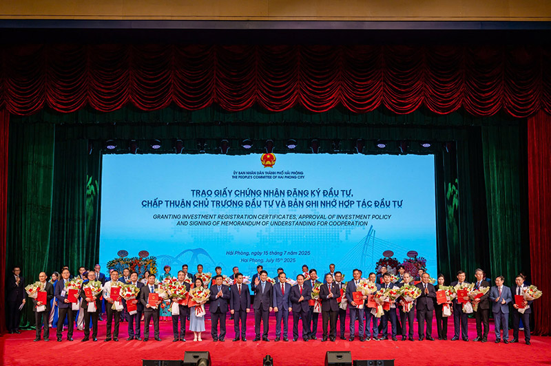 Trao chứng nhận đăng ký đầu tư Khu công nghiệp Trấn Dương - Hòa Bình