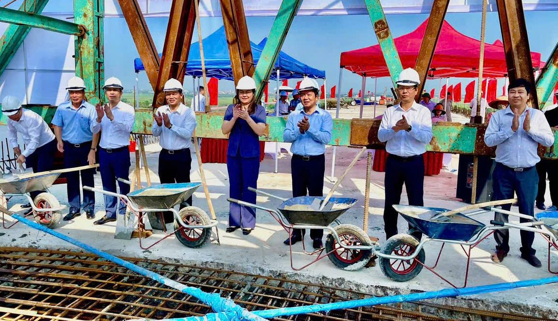 Hợp long cầu vượt sông Đáy nối Ninh Bình và Nam Định Hợp long cầu vượt sông Đáy nối Ninh Bình và Nam Định