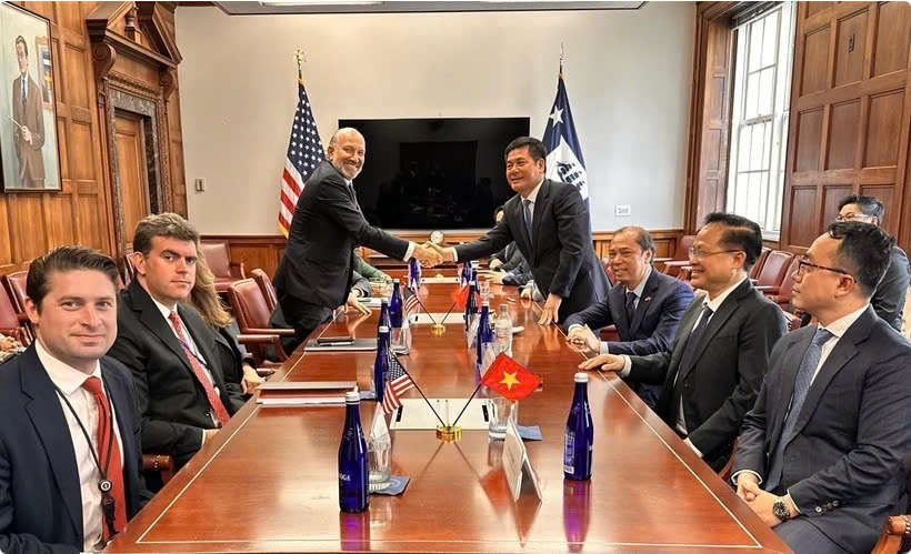 越南工贸部部长阮鸿延与美国商务部部长霍华德·卢特尼克座谈 越南工贸部部长阮鸿延与美国商务部部长霍华德·卢特尼克座谈